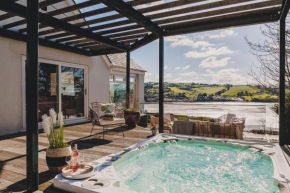 The Curlews - Waterside, boutique home with 360 panoramic views and Hydropool, Teignmouth